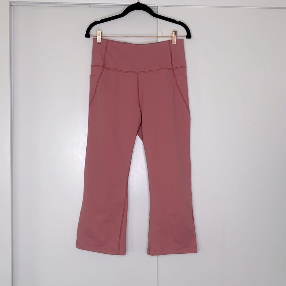 Apana NWOT cropped flared yoga pants in mauve   size M
